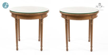 null Paire de petites tables rondes en bois naturel mouluré, plateau en verre. Eclat...