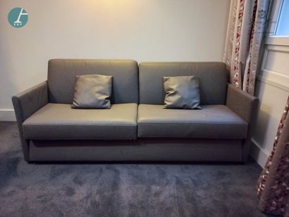 null Un canapé trois places convertible (deux lits simples) en similicuir gris, avec...
