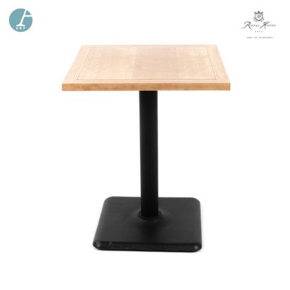 null 
Lot de deux tables de restaurant, piètement métal, plateau bois.




H : 74cm...