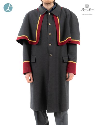 null 
GUY LAROCHE, uniforme de voiturier en tissu gris, galon bordeaux et jaune....