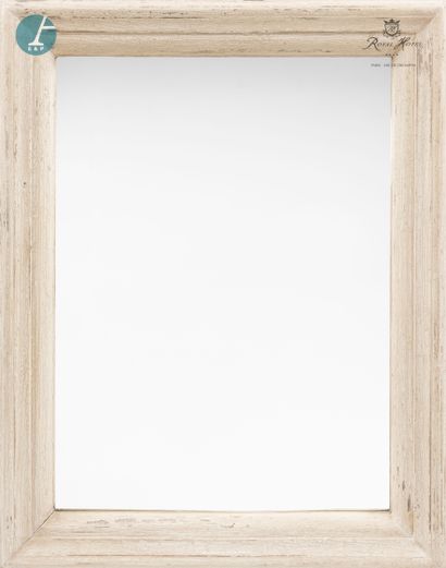 null Lot de trois miroirs en bois patiné blanc. Modèles différents.

H : 101,5cm...