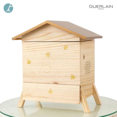 En provenance de l'ancien siège de GUERLAIN 
Une petite ruche en bois naturel, Abeille...