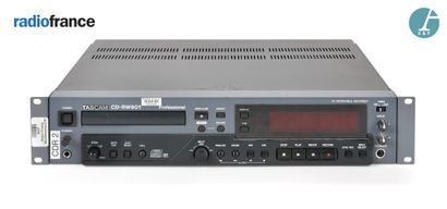 null TASCAM, CD-RW901SL reader-writer.

H: 9cm - W: 48,5cm - D: 32cm

Reformed material,...