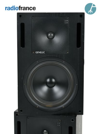 null GENELEC, paire d'enceintes amplifiées. 

Ref 1032 A

Hauteur enceinte : 50cm-...