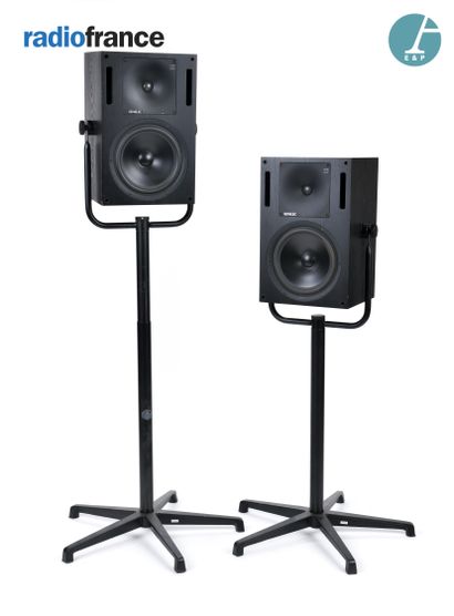 null GENELEC, Paire d'enceintes amplifiées. Ref 1032 A

Sur pieds . Manque la vis...