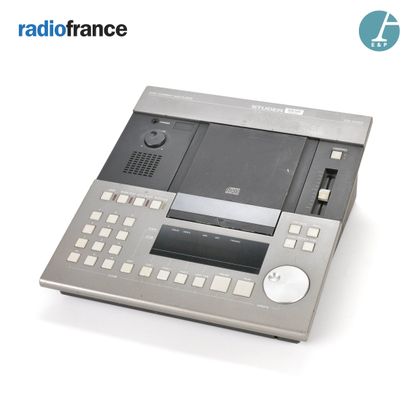 null STUDER, D730 Compact disc player. 

H : 13cm - L : 32cm - P : 34cm

Matériel...