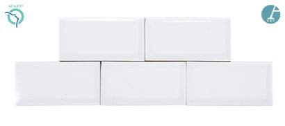  Lot de 20 cartons de carreaux de céramique blanche, chaque boite contient 44 carreaux...