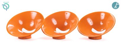 null Set of three Akiko chairs, orange color

Chips in the enamel. Wear and tear.

H...