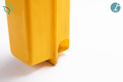  M en plastique jaune, rétroéclairé par néon. Vers 1960/1980 
H : 72cm - L : 74cm...