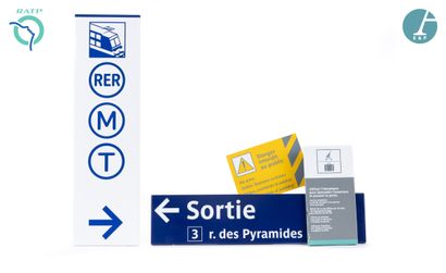 Set of 4 nameplates, enamelled iron, indicating : 
1) RER/METRO/TRAMWAY with logo...