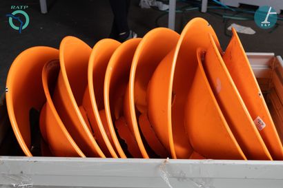 null Lot de 10 sièges Akiko couleur orange

Eclats à l'émail. Usures.

H : 45cm -...