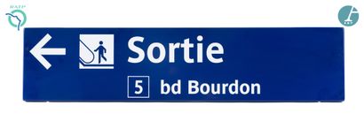  Lot de 4 plaques signalétiques, fer émaillé, indiquant : 
1) Bus 58 - Sortie Rue...