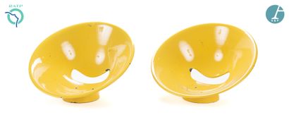null Set of four Akiko chairs, yellow color

Chips in the enamel. Wear and tear.

H...