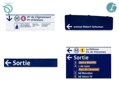  Set of 4 nameplates, enamelled iron, indicating : 
1) Metro 4 Porte de Clignancourt...