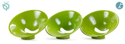 null Set of three Akiko chairs, green color

Chips in the enamel. Wear and tear.

H...