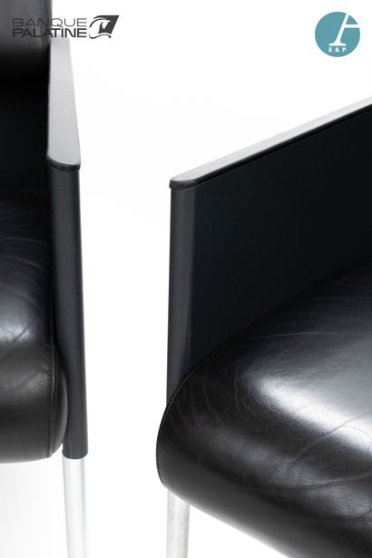  Lot de deux 2 fauteuils sur roulettes, en cuir noir, piètement métal. Marque Rosenthal....