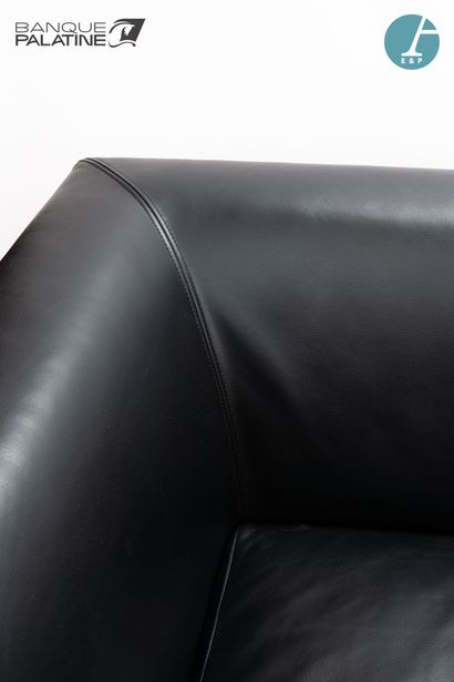  Canapé en cuir noir, piètement métal.Edition CAPPELINI Design 
Bon état. 
H : 69cm...
