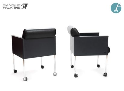  Lot de deux 2 fauteuils sur roulettes, en cuir noir, piètement métal. Marque Rosenthal....