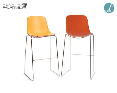 null A high table, composition top and metal base, with two chairs, molded plastic...