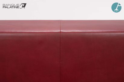 null Matteo GRASSI, two-seater sofa in burgundy leather.

Scratches. Condition of...