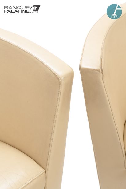 null TACCHINI Italie, Lot de 2 fauteuils à dossier gondole, garniture de cuir beige.

Etat...