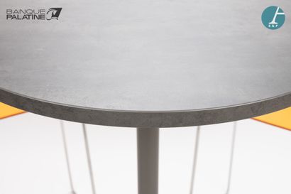  Une table haute, plateau en composition et piètement métallique, avec deux chaises,...
