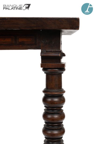  Table en bois naturel mouluré, les pieds en colonnes torses réunis par des barres...