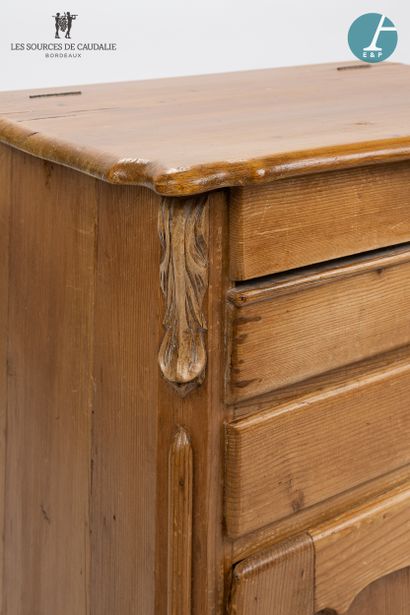 En provenance de la Chambre n°4 "Les Douelles" 
Lot de deux meubles en bois naturel,...