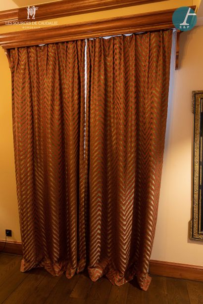 null En provenance de la chambre n°14 "Thomas Jefferson"

Deux paires de rideaux,...