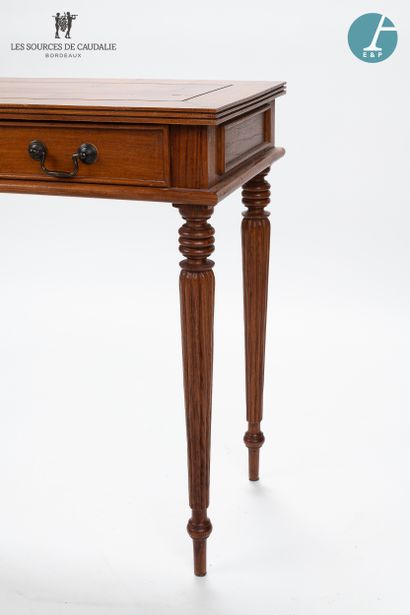 null From the room n°14 "Thomas Jefferson".

Mahogany stained wood console, opening...