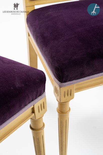 null Paire de chaises en bois laqué blanc, garniture en velours violet et tissu parme....