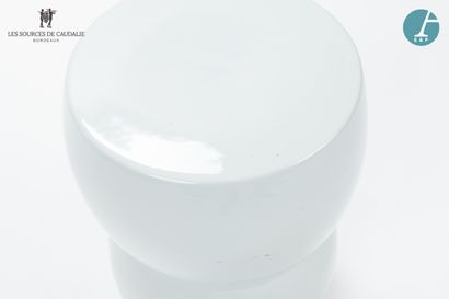 null From the room n°2 "La Fée Clochette".

White ceramic stool.

H: 42cm. Some ...