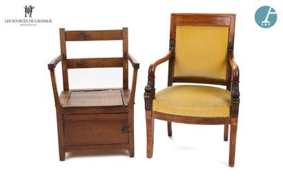 null Lot de deux fauteuils en bois naturel, un fauteuil-coffre et un fauteuil accotoirs...