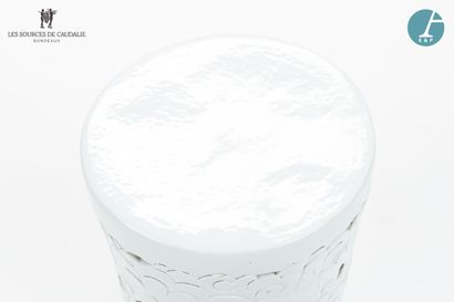 null From the room n°9 "Les Baillots 

Stool in white ceramic slightly bluish, with...