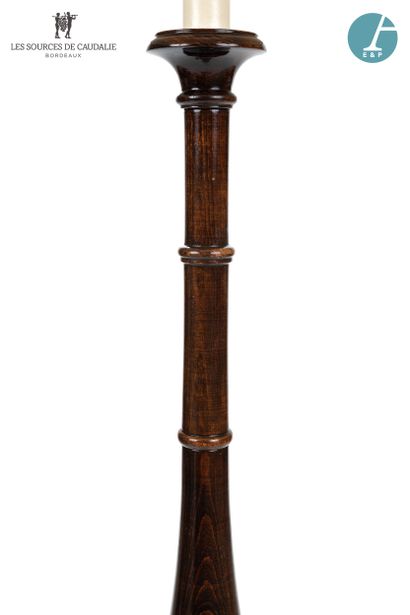 null From the room n°21 "Les Archipels

Floor lamp of baluster shape in stained wood...