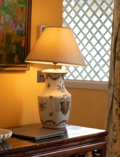 null From the room n°21 "Les Archipels

White ceramic lamp decorated with polychrome...
