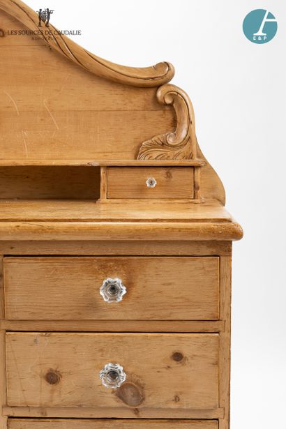 null En provenance de la Chambre n°4 "Les Douelles"

Grand buffet en bois naturel,...