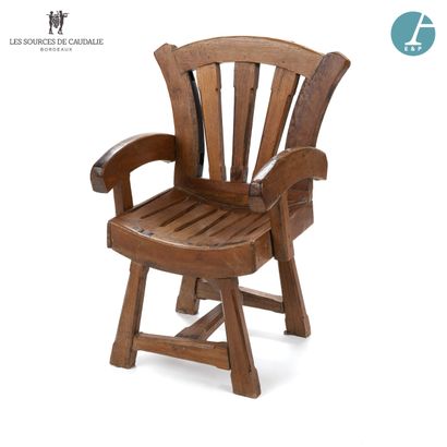  En provenance de la Chambre n°5 "Le Tonnelier" 
Un fauteuil en bois naturel, de...