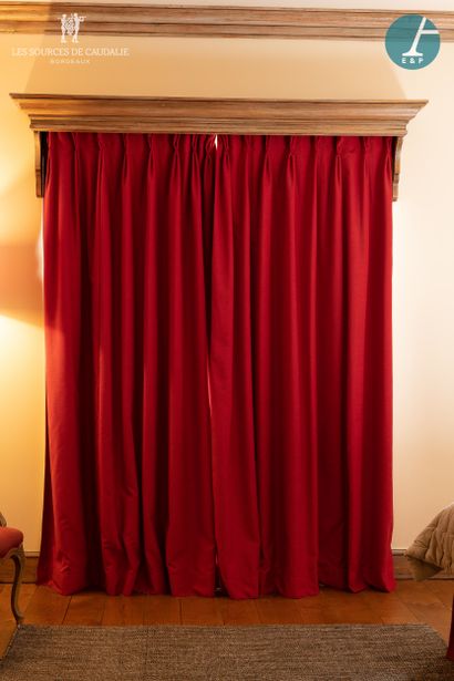 null From the room n°9 "Les Baillots 

Lot including a pair of curtains and a blind,...