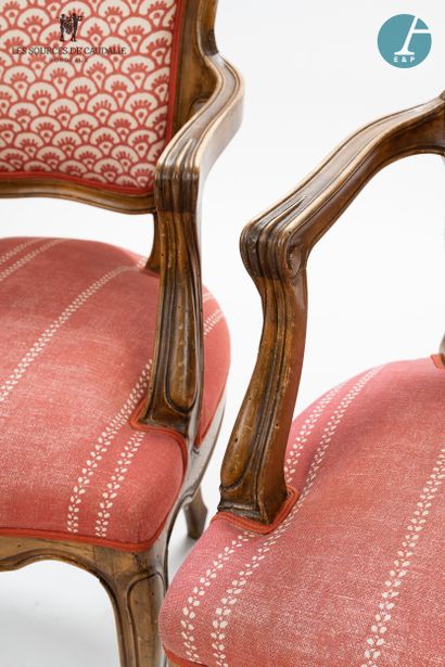  From the room n°10 "Les Acabailles 
Pair of cabriolet armchairs in natural molded...