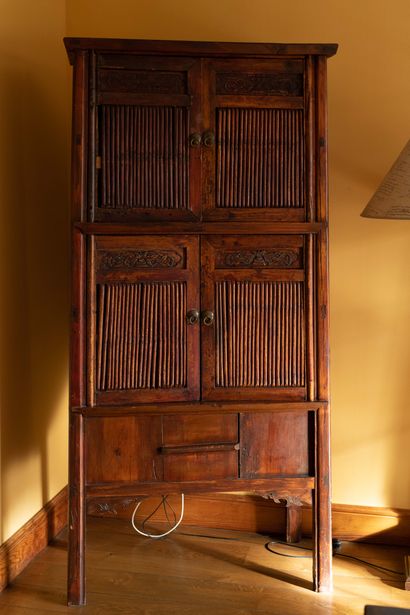 null From room n°21 "Les Archipels

Large exotic wood wardrobe, opening with four...