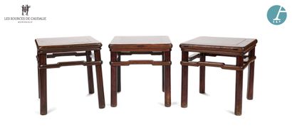 null From room n°21 "Les Archipels

Set of three small square tables in stained wood,...