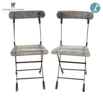 null Lot de trois chaises de jardin en fer forgé, assise en teck

Etat d'usage -...