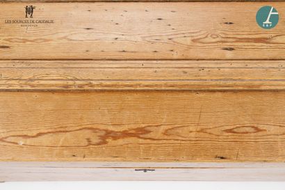 null From the room n°4 "Les Douelles

Natural wood chest, curved lid.

H : 47,5cm...