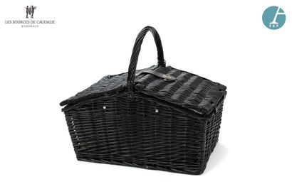 null Picnic basket in blackened wicker.

H : 40cm - W : 50cm - D : 30cm

The dishes...