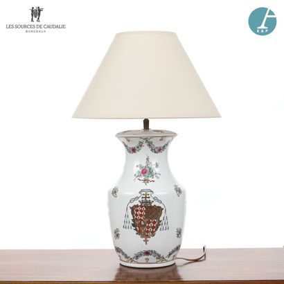null From the room n°21 "Les Archipels

White ceramic lamp decorated with polychrome...