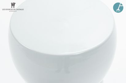 null White ceramic stool.

H : 42cm