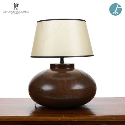  En provenance de la Chambre n°1 "L'Etiquette" 
Lampe en métal laqué marron, panse...
