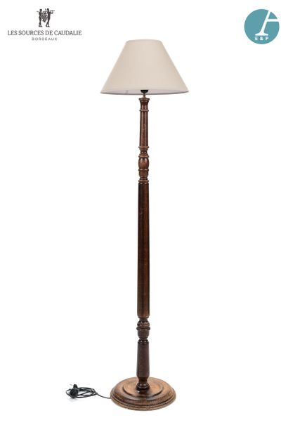 null From the room n°3 "Les Pampres

Floor lamp in natural wood, fluted foot. 

H...