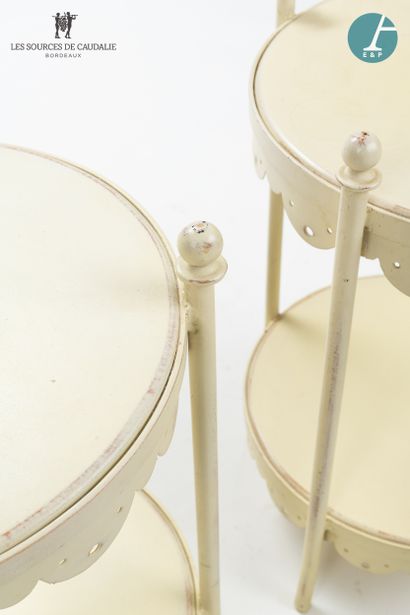 null From the room n°12 "Le Chêne Liège

Pair of bedside tables in white lacquered...